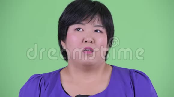 压力重重的年轻超重亚洲女人看起来又无聊又疲惫视频的预览图