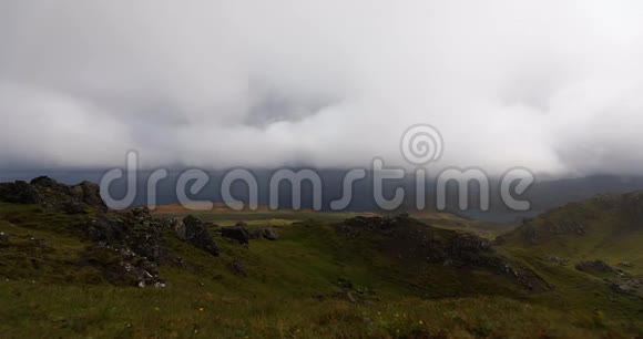 苏格兰斯凯岛上的斯托尔老人云雾缭绕的山景4K页视频的预览图