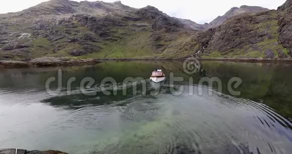 美丽的风景景观令人惊叹的苏格兰自然与渔船视频的预览图