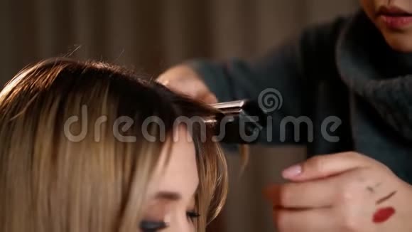 亚洲化妆师使用理发器和发钳处理头发在内部装饰为视频的预览图