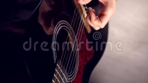 弹六弦吉他视频的预览图