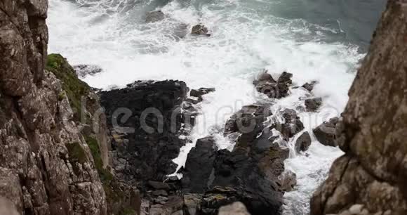 海浪冲击着苏格兰的海岸悬崖视频的预览图