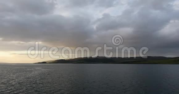 美丽的风景景观令人惊叹的苏格兰太阳从移动的船落下天空4K页视频的预览图