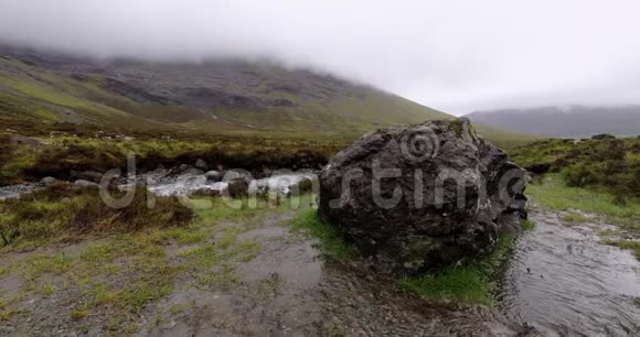具有苏格兰传统性质的山河景观4K页视频的预览图