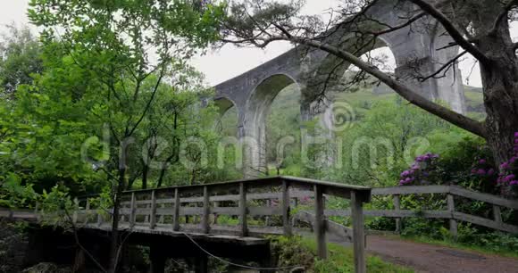 老桥和风景如画的苏格兰晨景4K页视频的预览图