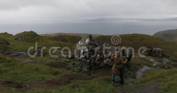 苏格兰斯凯岛上的斯托尔老人云雾缭绕的山景4K页视频的预览图