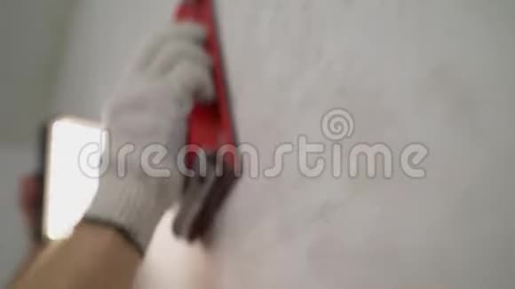 师傅抹完腻子后墙面师傅做墙面打磨机磨壁处理视频的预览图