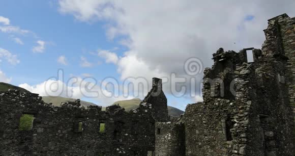 古老的苏格兰中世纪城堡和美丽的传统自然景观视频的预览图