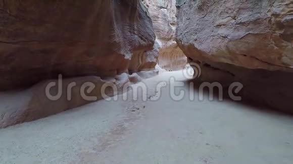 峡谷阿尔西克通往约旦的古佩特拉城视频的预览图