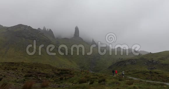 苏格兰斯凯岛上的斯托尔老人云雾缭绕的山景4K页视频的预览图