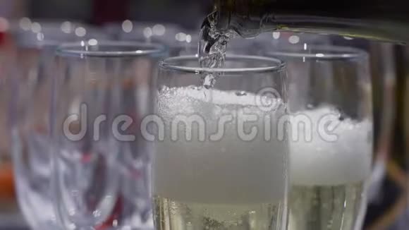 巨大的香槟香槟正倒入玻璃杯中有人在往玻璃杯里倒起泡的酒香槟酒视频的预览图