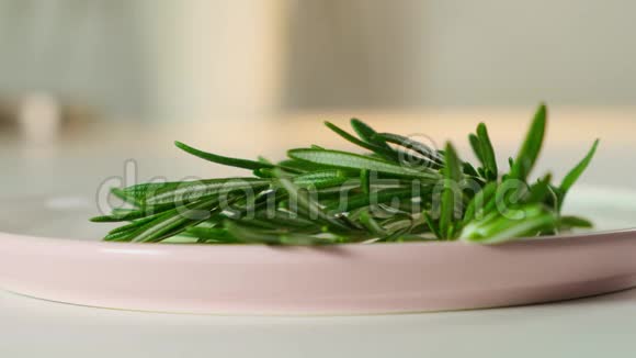 木板上的绿色迷迭香烹饪食物视频的预览图