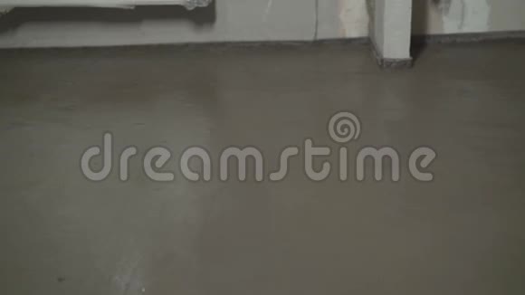地板上铺设光滑的砂浆混凝土水泥一半湿一半干视频的预览图