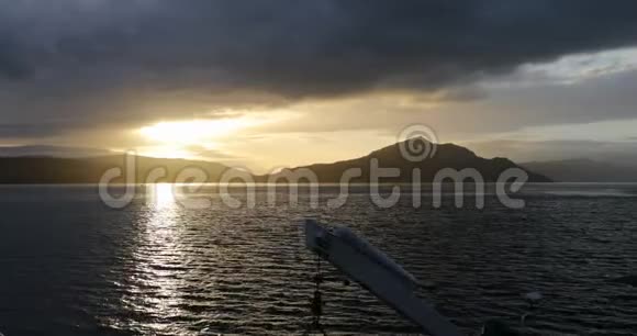 美丽的风景景观令人惊叹的苏格兰太阳从移动的船落下天空4K页视频的预览图
