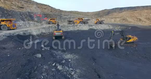 许多自卸车和挖掘机开采煤矿视频的预览图