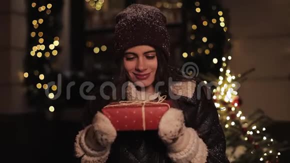 冬装美女画像手里拿着礼物盒看着幸福微笑期待视频的预览图