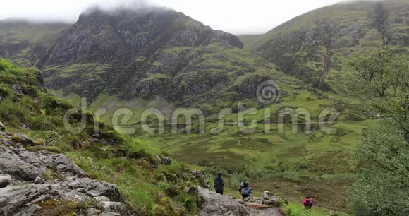 旅行者行走在美丽的苏格兰自然4K页视频的预览图