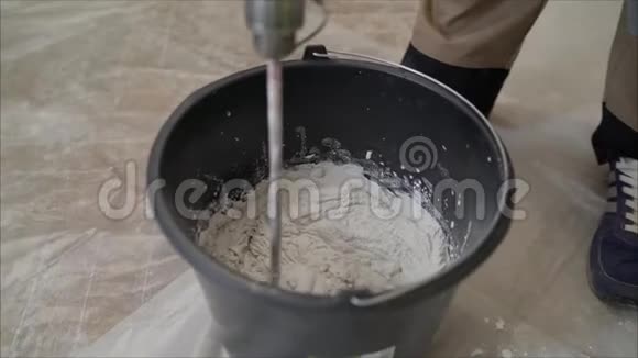 桶内处于液体状态的白色地板白色混合物是桶中的液体地板在桶里铺地板这个视频的预览图
