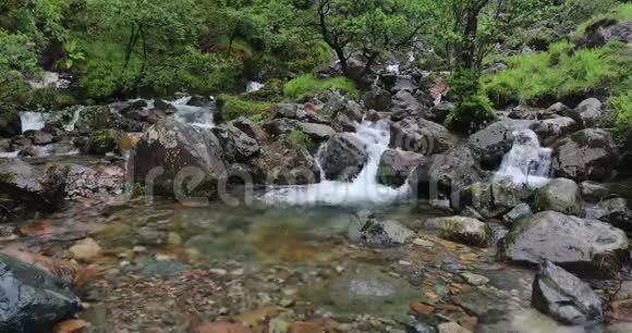 具有苏格兰传统性质的山河景观视频的预览图