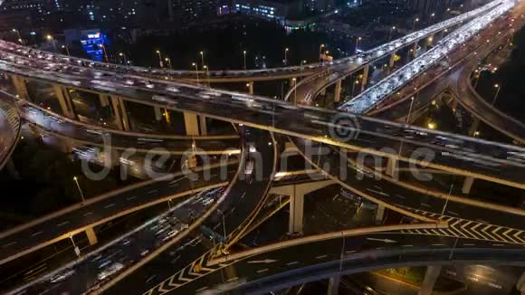 上海高速公路夜间通行视频的预览图
