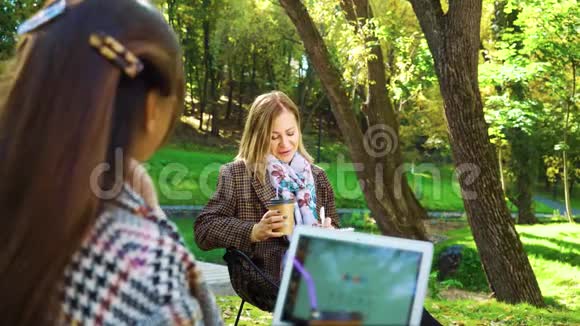 坐在公园里准备作业的同学视频的预览图