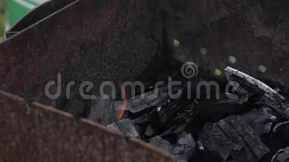 黑色木炭在近距离燃烧视频的预览图