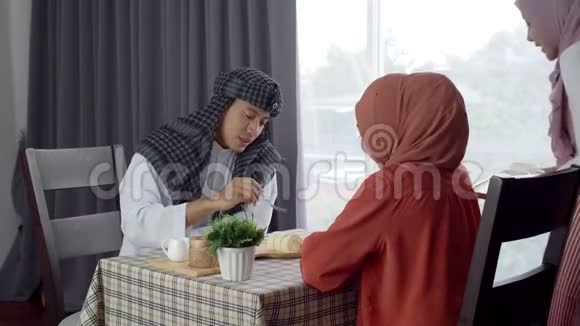 年轻英俊的穆斯林男女朋友在咖啡店视频的预览图