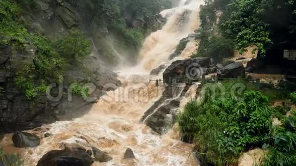 4k段瀑布在山上下过雨后被淹没视频的预览图