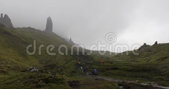 苏格兰斯凯岛上的斯托尔老人云雾缭绕的山景4K页视频的预览图