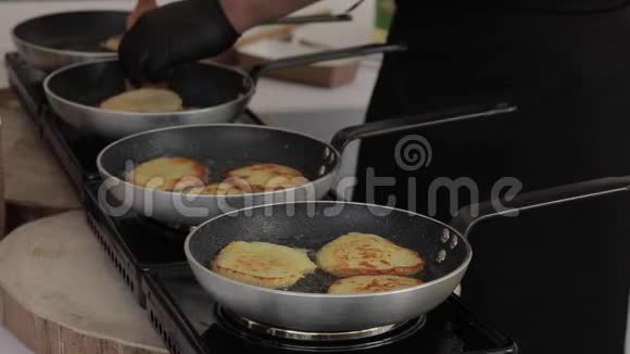 油炸拿铁或土豆煎饼视频的预览图