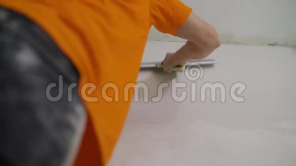 工人用腻子加工墙面手用腻子刀修补墙面手用抹子抹子用抹子搓平视频的预览图