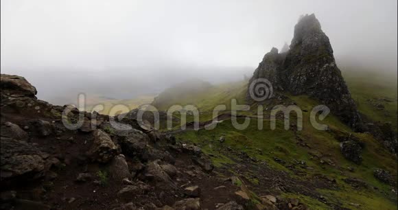 苏格兰斯凯岛上的斯托尔老人云雾缭绕的山景4K页视频的预览图