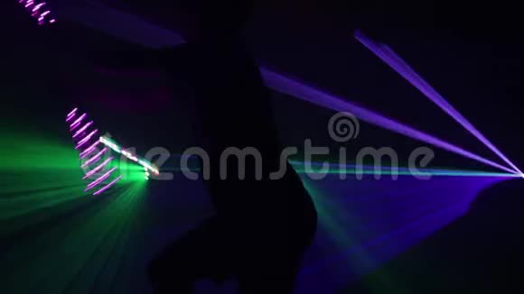 无法辨认的人在灯光下跳舞视频的预览图