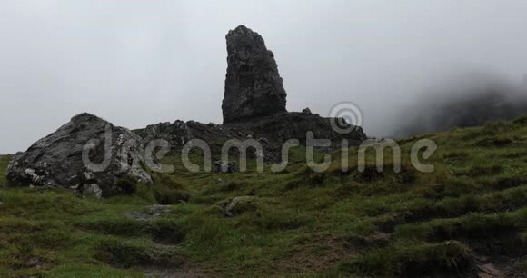 苏格兰斯凯岛上的斯托尔老人云雾缭绕的山景4K页视频的预览图