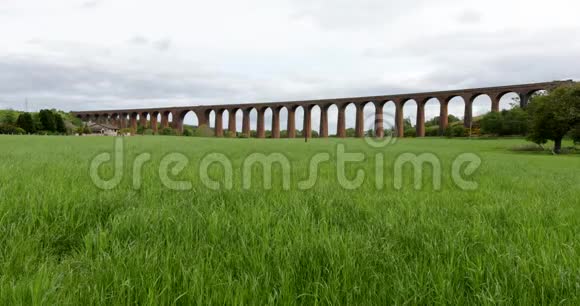 老桥和风景如画的苏格兰晨景4K页视频的预览图