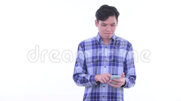 年轻的亚洲时髦男人用电话打出租车视频的预览图