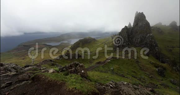 苏格兰斯凯岛上的斯托尔老人云雾缭绕的山景4K页视频的预览图