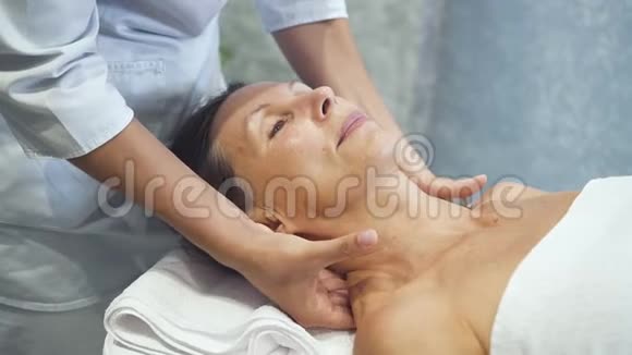 相当成熟的女性接受颈部按摩治疗视频的预览图