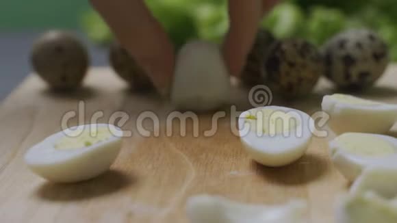 厨师切鹑蛋视频的预览图