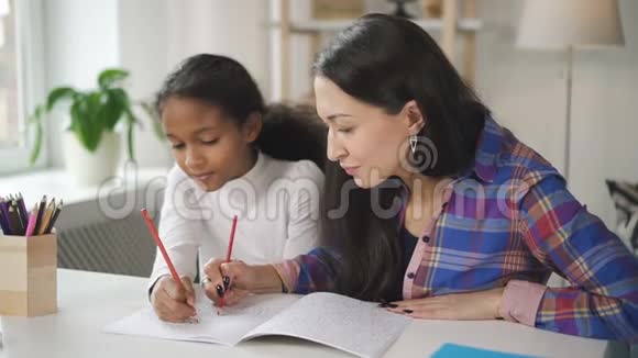 迷人的小女孩正在做作业来提高数学技能非洲聪明女孩视频的预览图