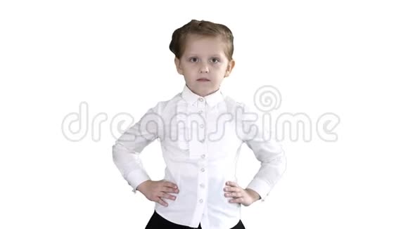小可爱的女孩走着双手放在白色背景上的臀部视频的预览图