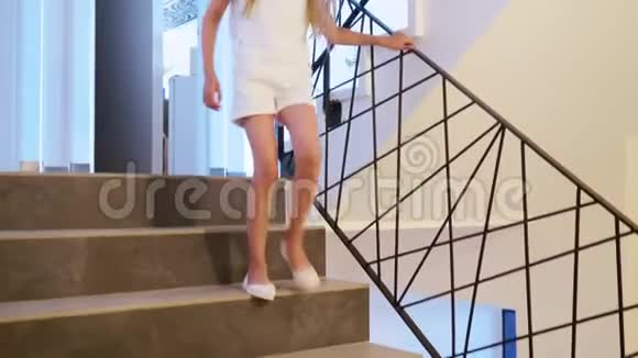 女腿少女穿着白色鞋子在豪宅楼下少女走下楼梯视频的预览图