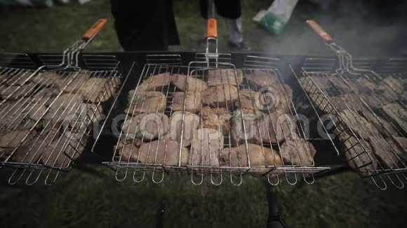 男主厨炒菜开胃鲜肉安静烧烤烹饪户外野餐视频的预览图