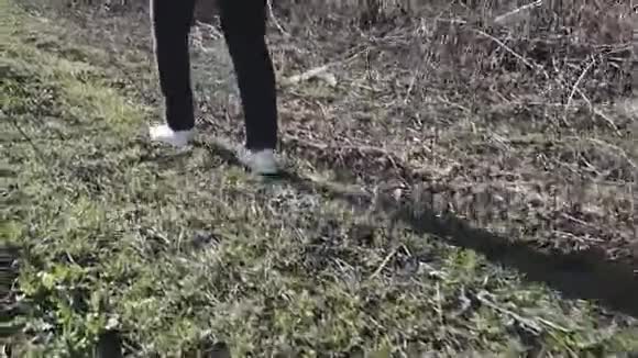一个穿运动鞋的女人走在崎岖的道路上视频的预览图
