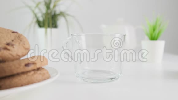把牛奶倒入厨房桌子上的玻璃里放着饼干健康的乳制品食品快关门视频的预览图