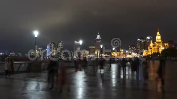 上海夜城市中心木板路时间视频的预览图