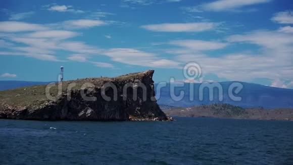 渡船在大陆和贝加尔湖的奥尔洪岛之间行驶渡船到奥尔洪岛视频的预览图