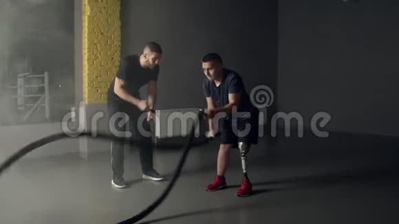 在健身房用战绳做假肢的年轻人视频的预览图