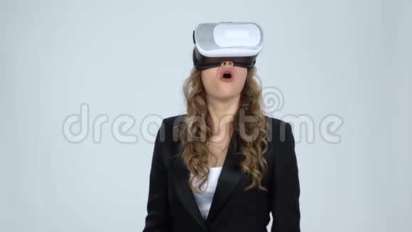 在灰色背景下戴虚拟现实护目镜的女人视频的预览图