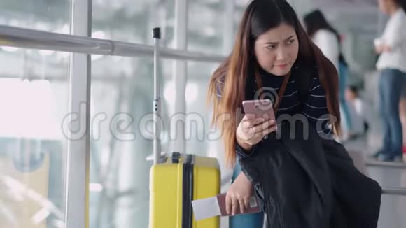 年轻的旅行者女性在机场感到沮丧和无聊视频的预览图